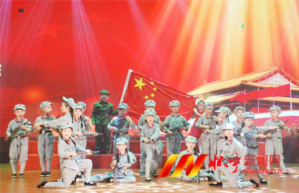 打糍粑、摊豆丝,小学生巧手劳动寻年味